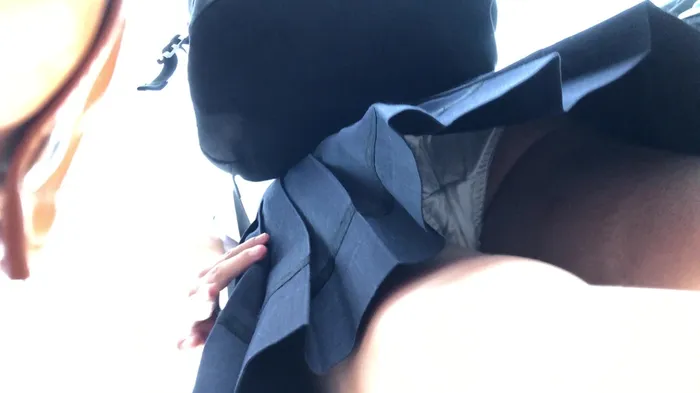 【upskirt1758逆さ撮りJK】信号待ちで前から後ろから白のサテン系Pを撮られちゃう股間の膨らみがエロいJK 2th image