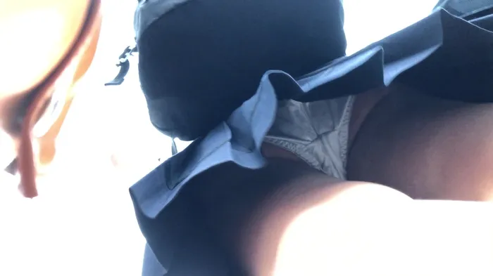 【upskirt1758逆さ撮りJK】信号待ちで前から後ろから白のサテン系Pを撮られちゃう股間の膨らみがエロいJK 4th image