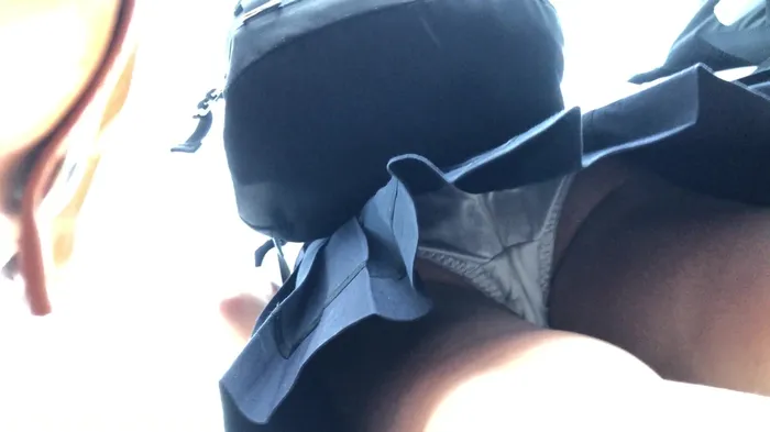 【upskirt1758逆さ撮りJK】信号待ちで前から後ろから白のサテン系Pを撮られちゃう股間の膨らみがエロいJK 5th image