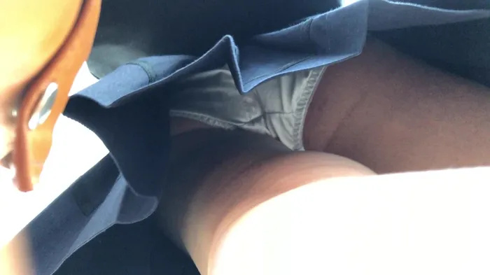 【upskirt1758逆さ撮りJK】信号待ちで前から後ろから白のサテン系Pを撮られちゃう股間の膨らみがエロいJK 7th image