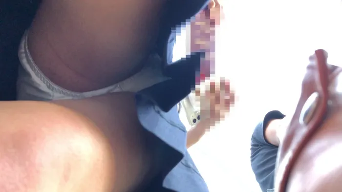 【upskirt1758逆さ撮りJK】信号待ちで前から後ろから白のサテン系Pを撮られちゃう股間の膨らみがエロいJK 8th image