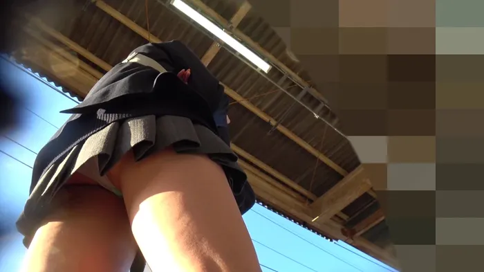 [upskirt1760 upside-down shooting JK] Plump thighs and buttocks are erotic JK who can take a thin purple P with feathers at home 14th image