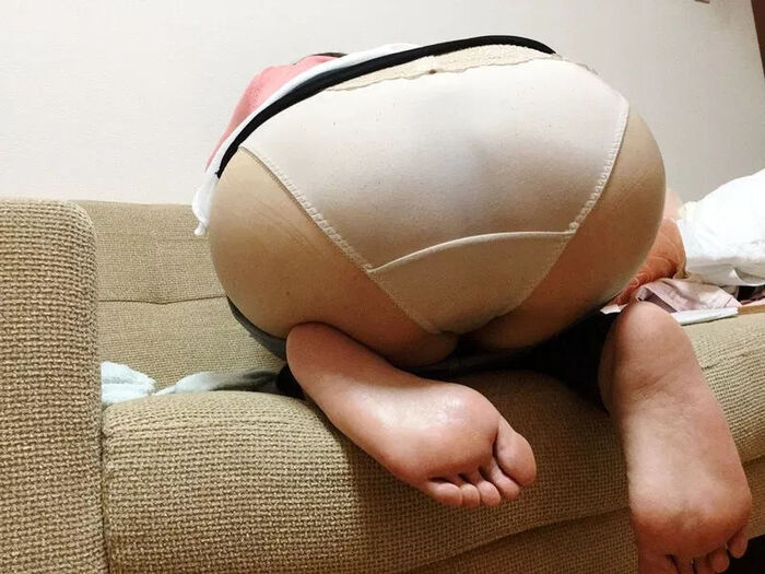 Erotic image of a sitting girl's buttocks 31th image