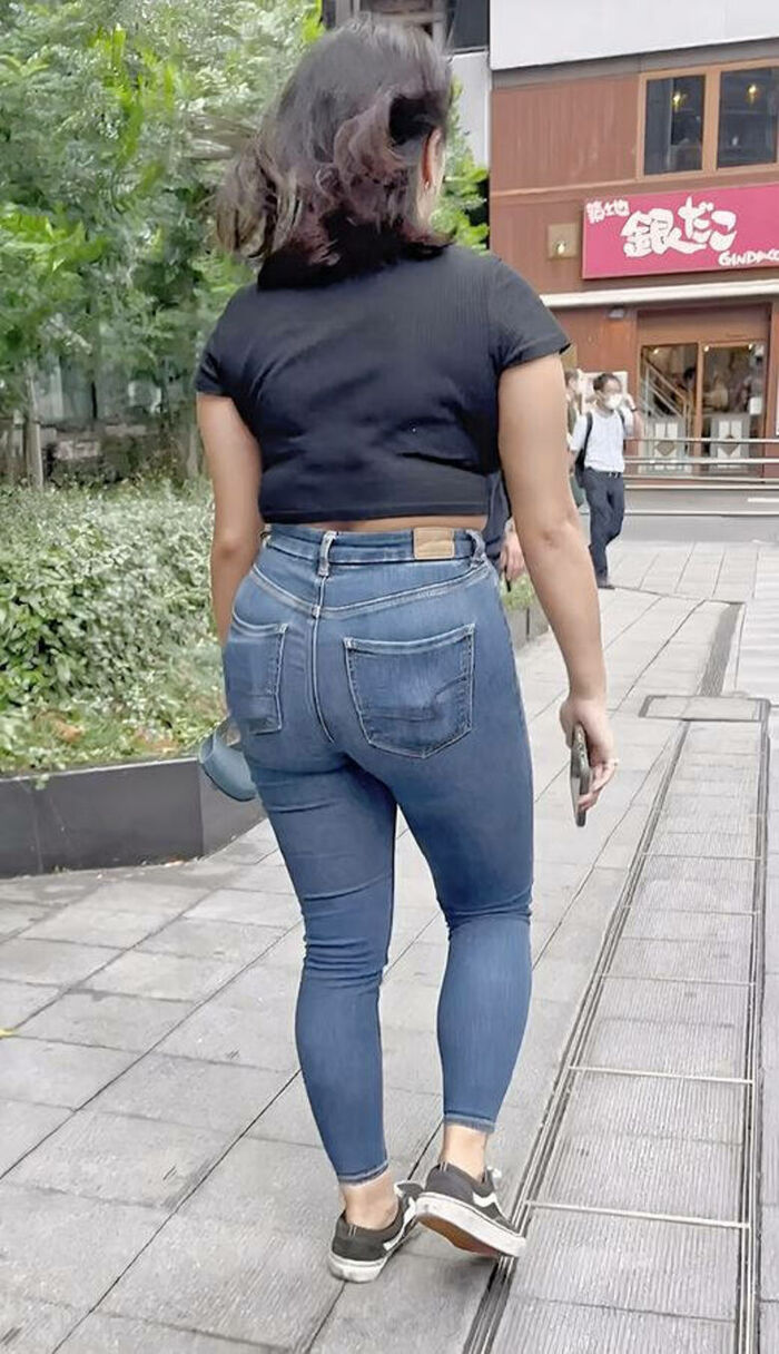 - 101 voyeur erotic images! - The thigh comes out of the naughty buttocks that can be seen from the skinny pants! 100th image