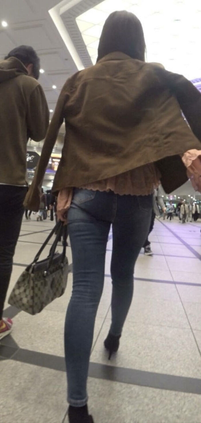 - 101 voyeur erotic images! - The thigh comes out of the naughty buttocks that can be seen from the skinny pants! 11th image