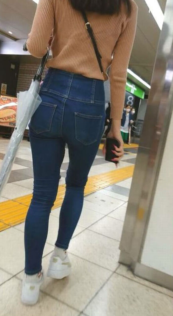 - 101 voyeur erotic images! - The thigh comes out of the naughty buttocks that can be seen from the skinny pants! 12th image