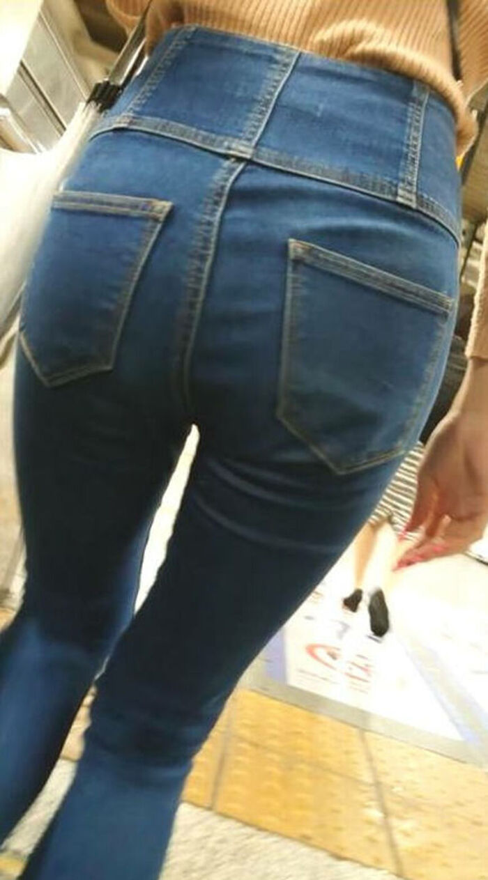 - 101 voyeur erotic images! - The thigh comes out of the naughty buttocks that can be seen from the skinny pants! 13th image