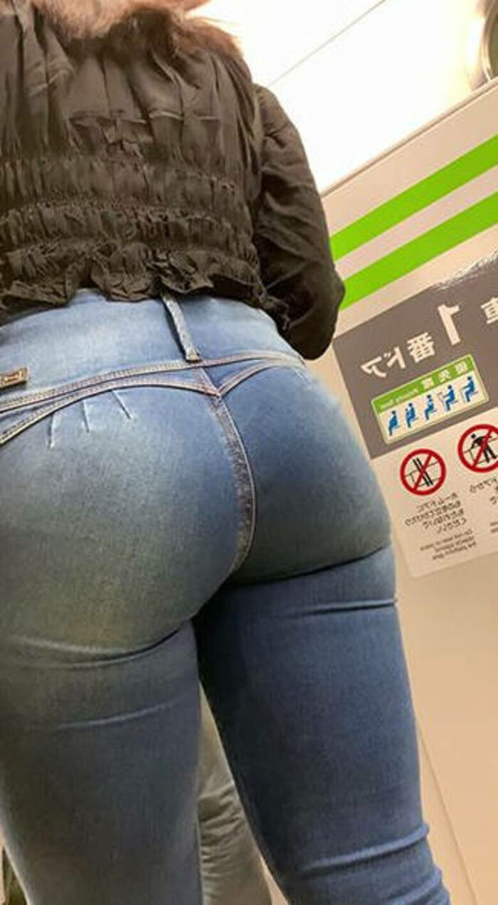 - 101 voyeur erotic images! - The thigh comes out of the naughty buttocks that can be seen from the skinny pants! 15th image