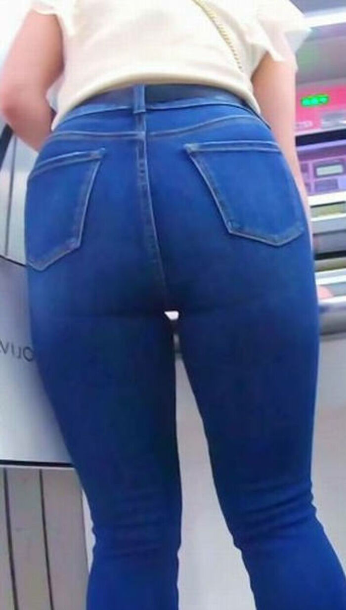 - 101 voyeur erotic images! - The thigh comes out of the naughty buttocks that can be seen from the skinny pants! 16th image