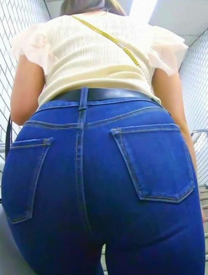 - 101 voyeur erotic images! - The thigh comes out of the naughty buttocks that can be seen from the skinny pants! 17th image