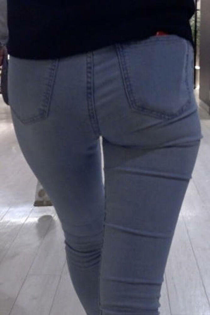 - 101 voyeur erotic images! - The thigh comes out of the naughty buttocks that can be seen from the skinny pants! 19th image
