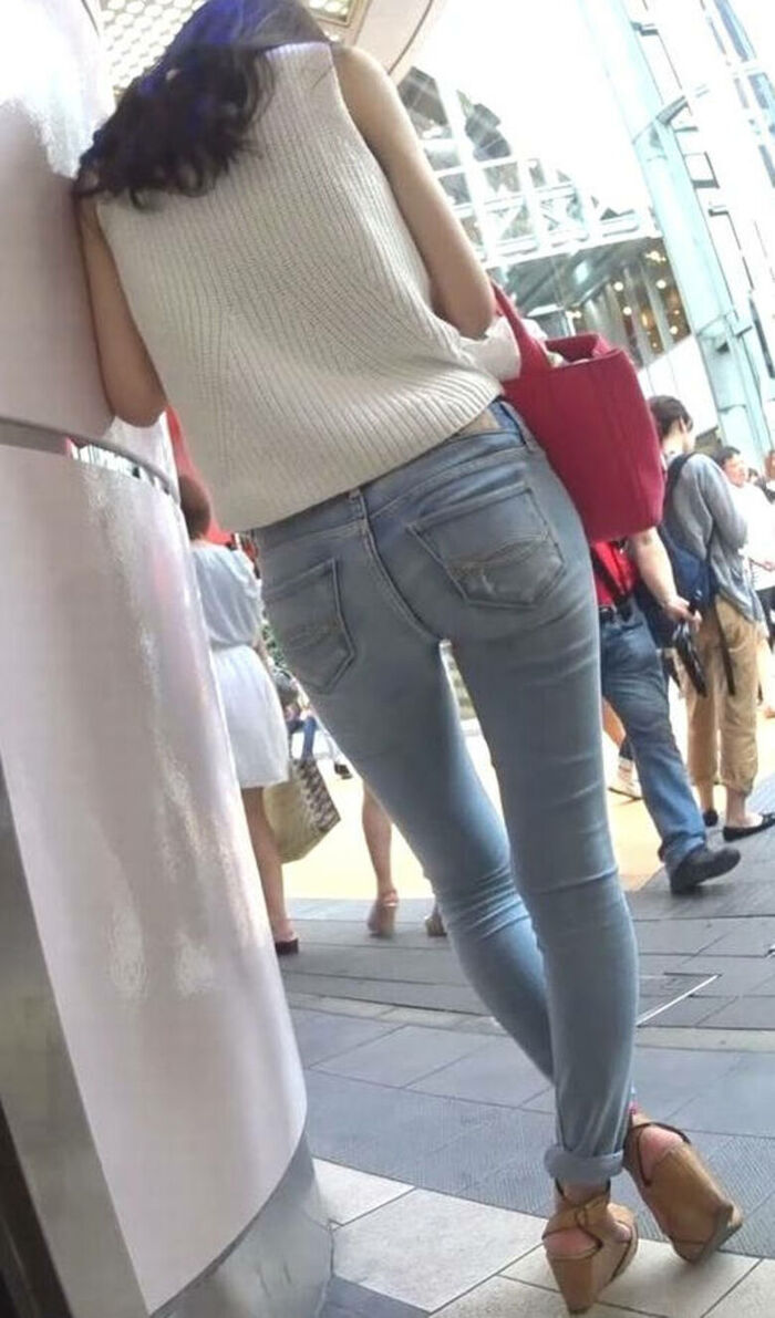 - 101 voyeur erotic images! - The thigh comes out of the naughty buttocks that can be seen from the skinny pants! 2th image