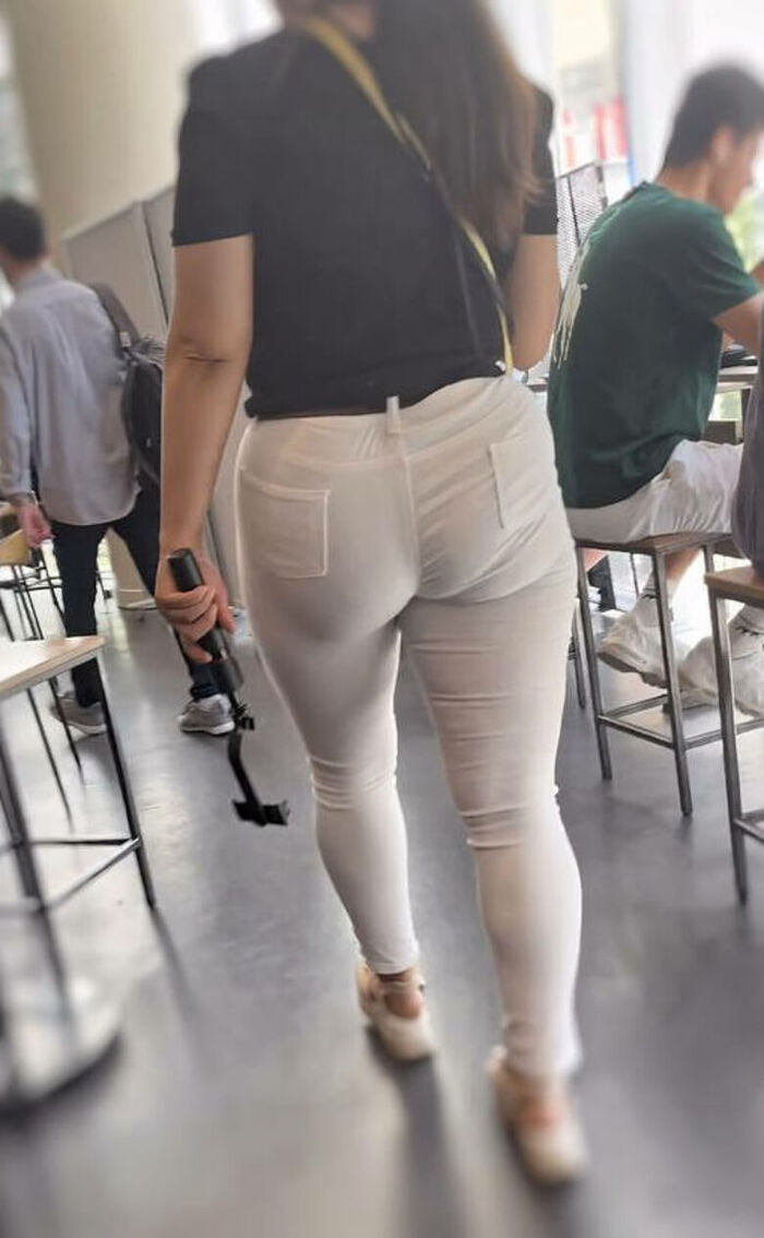 - 101 voyeur erotic images! - The thigh comes out of the naughty buttocks that can be seen from the skinny pants! 21th image