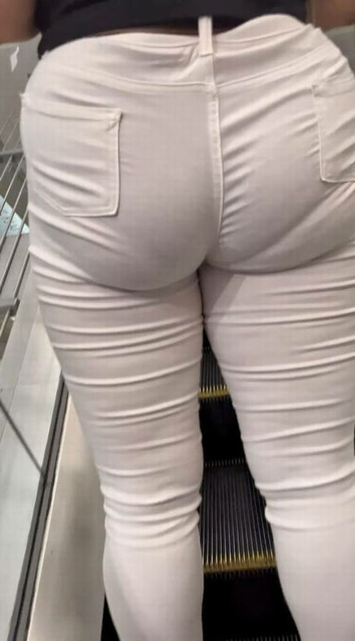 - 101 voyeur erotic images! - The thigh comes out of the naughty buttocks that can be seen from the skinny pants! 22th image