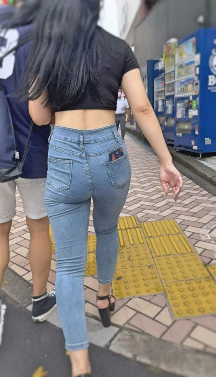 - 101 voyeur erotic images! - The thigh comes out of the naughty buttocks that can be seen from the skinny pants! 23th image