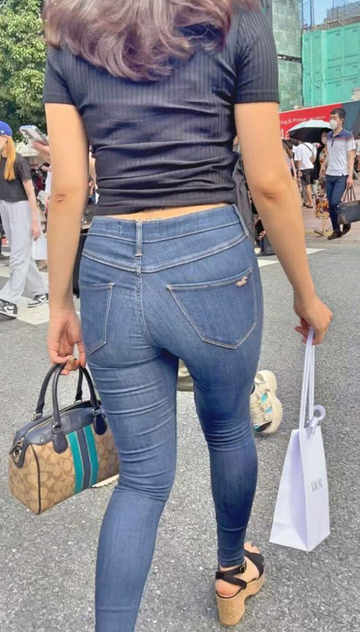 - 101 voyeur erotic images! - The thigh comes out of the naughty buttocks that can be seen from the skinny pants! 24th image