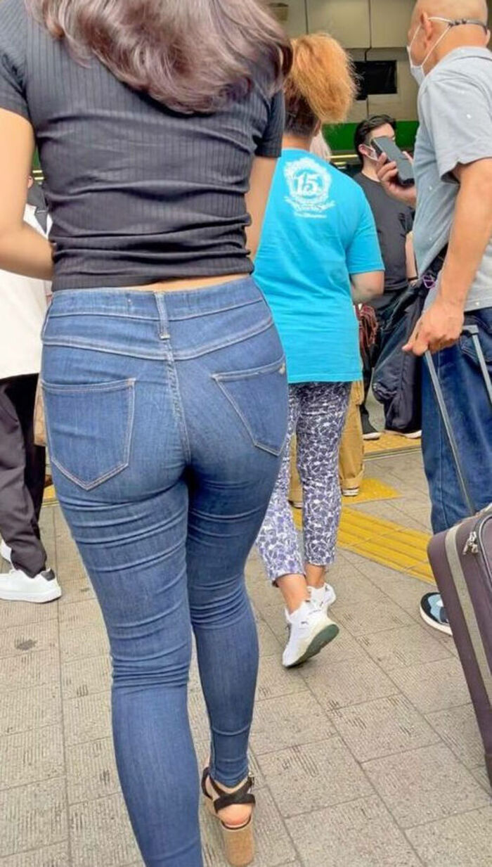 - 101 voyeur erotic images! - The thigh comes out of the naughty buttocks that can be seen from the skinny pants! 25th image