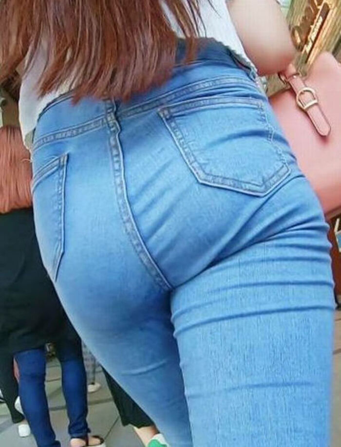 - 101 voyeur erotic images! - The thigh comes out of the naughty buttocks that can be seen from the skinny pants! 27th image