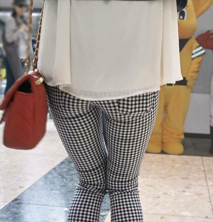 - 101 voyeur erotic images! - The thigh comes out of the naughty buttocks that can be seen from the skinny pants! 29th image