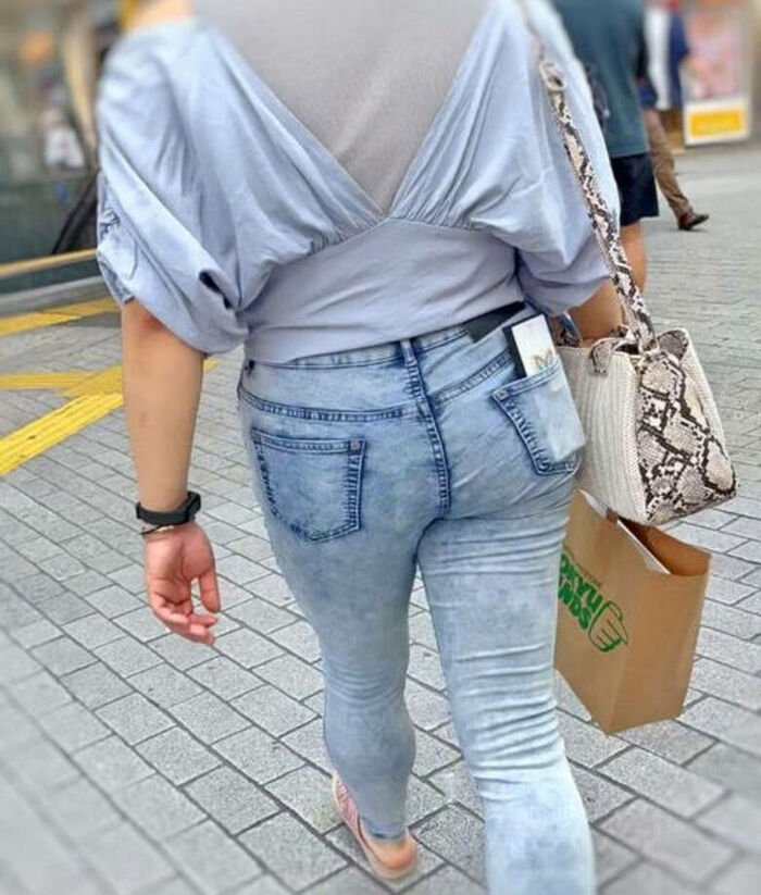 - 101 voyeur erotic images! - The thigh comes out of the naughty buttocks that can be seen from the skinny pants! 31th image