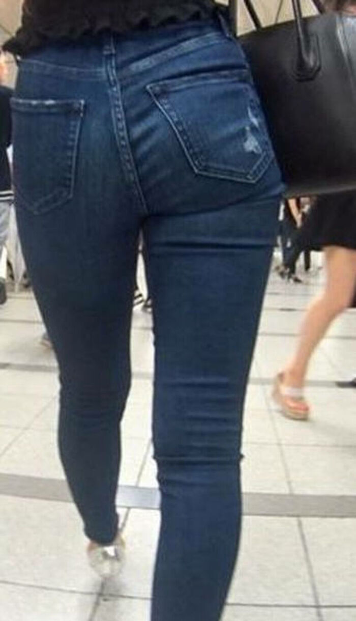 - 101 voyeur erotic images! - The thigh comes out of the naughty buttocks that can be seen from the skinny pants! 32th image