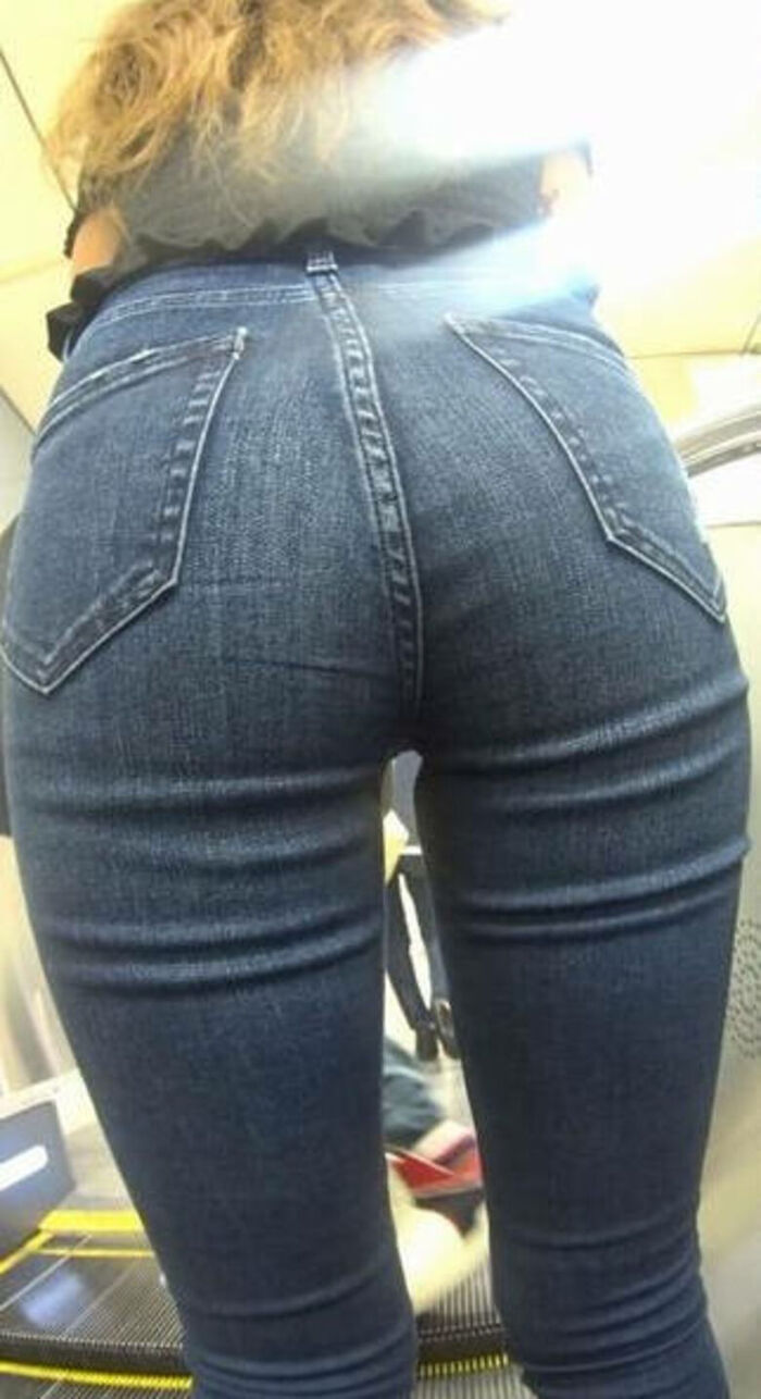 - 101 voyeur erotic images! - The thigh comes out of the naughty buttocks that can be seen from the skinny pants! 33th image