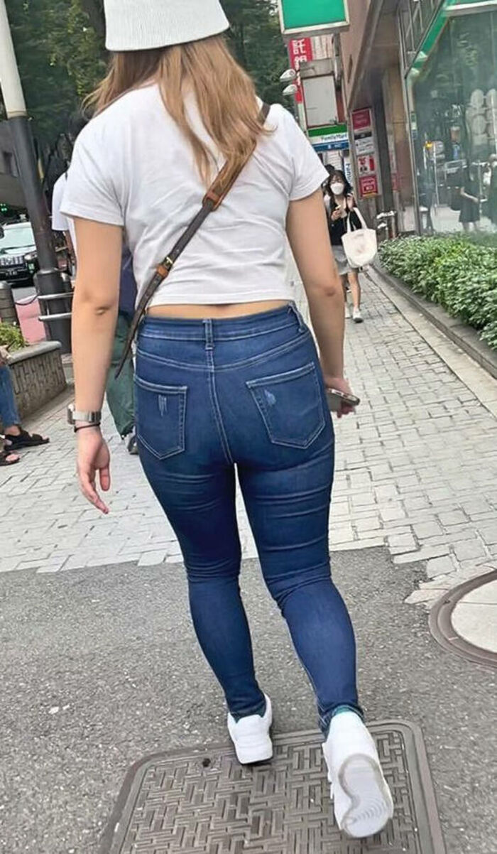 - 101 voyeur erotic images! - The thigh comes out of the naughty buttocks that can be seen from the skinny pants! 35th image