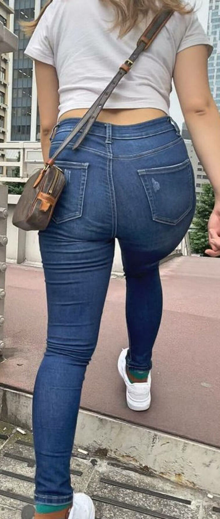 - 101 voyeur erotic images! - The thigh comes out of the naughty buttocks that can be seen from the skinny pants! 36th image