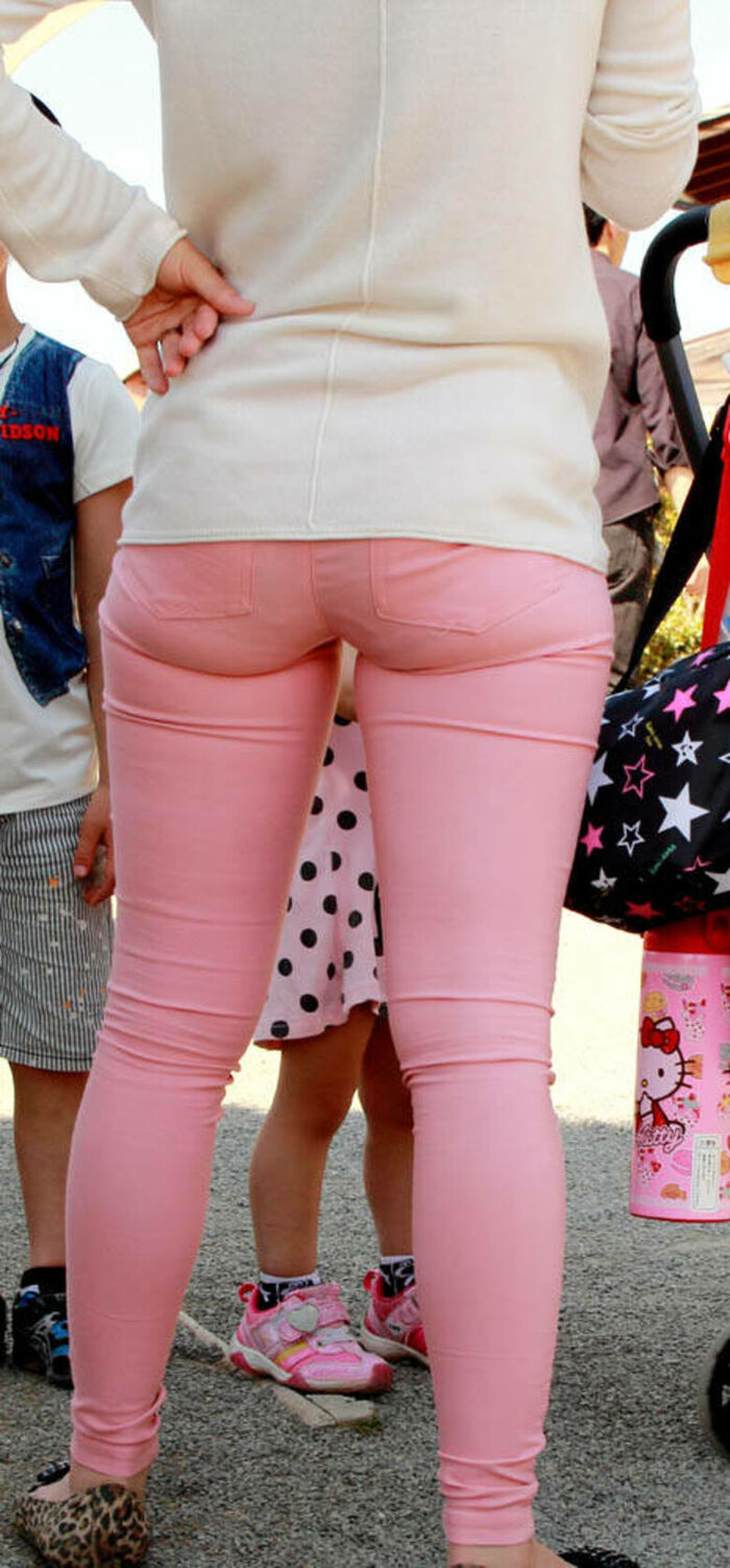 - 101 voyeur erotic images! - The thigh comes out of the naughty buttocks that can be seen from the skinny pants! 38th image