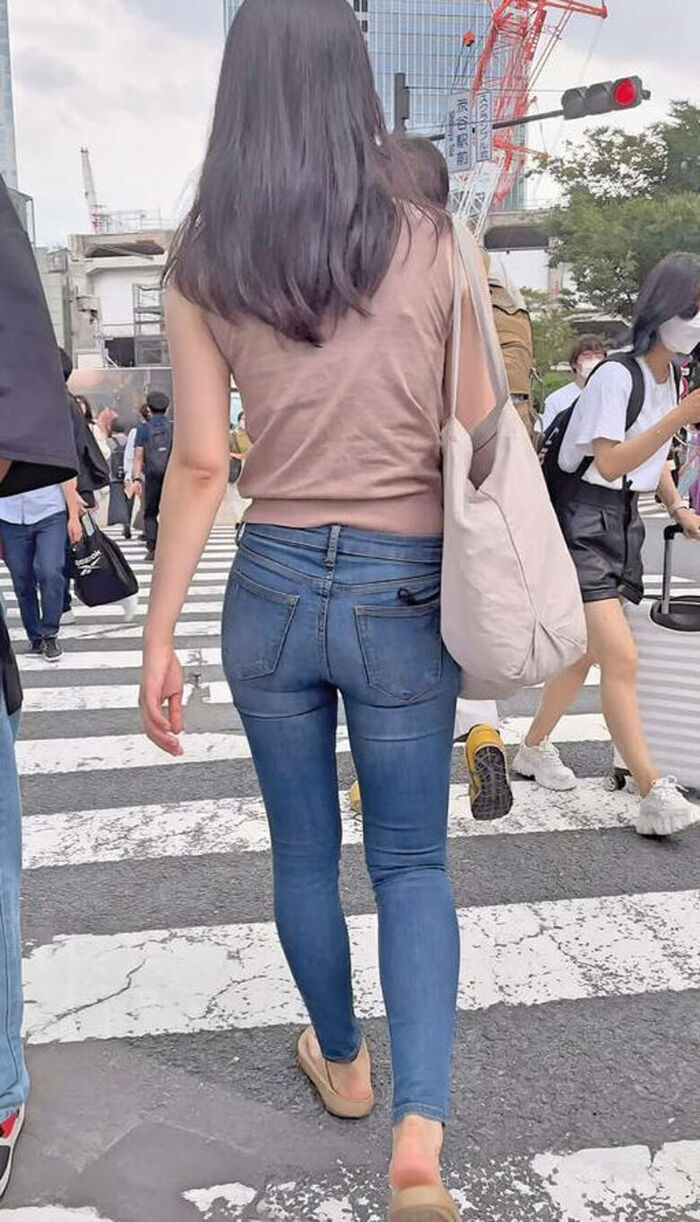 - 101 voyeur erotic images! - The thigh comes out of the naughty buttocks that can be seen from the skinny pants! 4th image