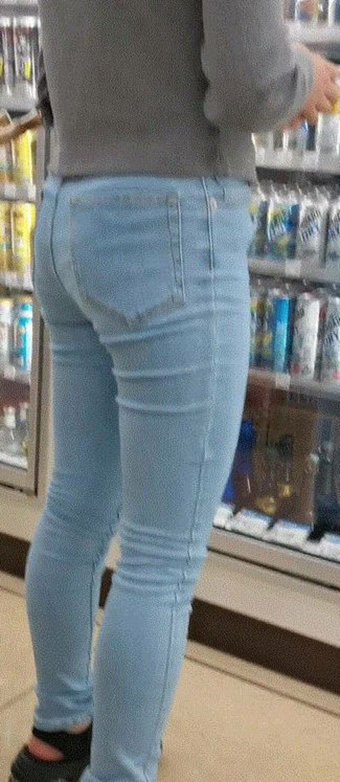 - 101 voyeur erotic images! - The thigh comes out of the naughty buttocks that can be seen from the skinny pants! 42th image