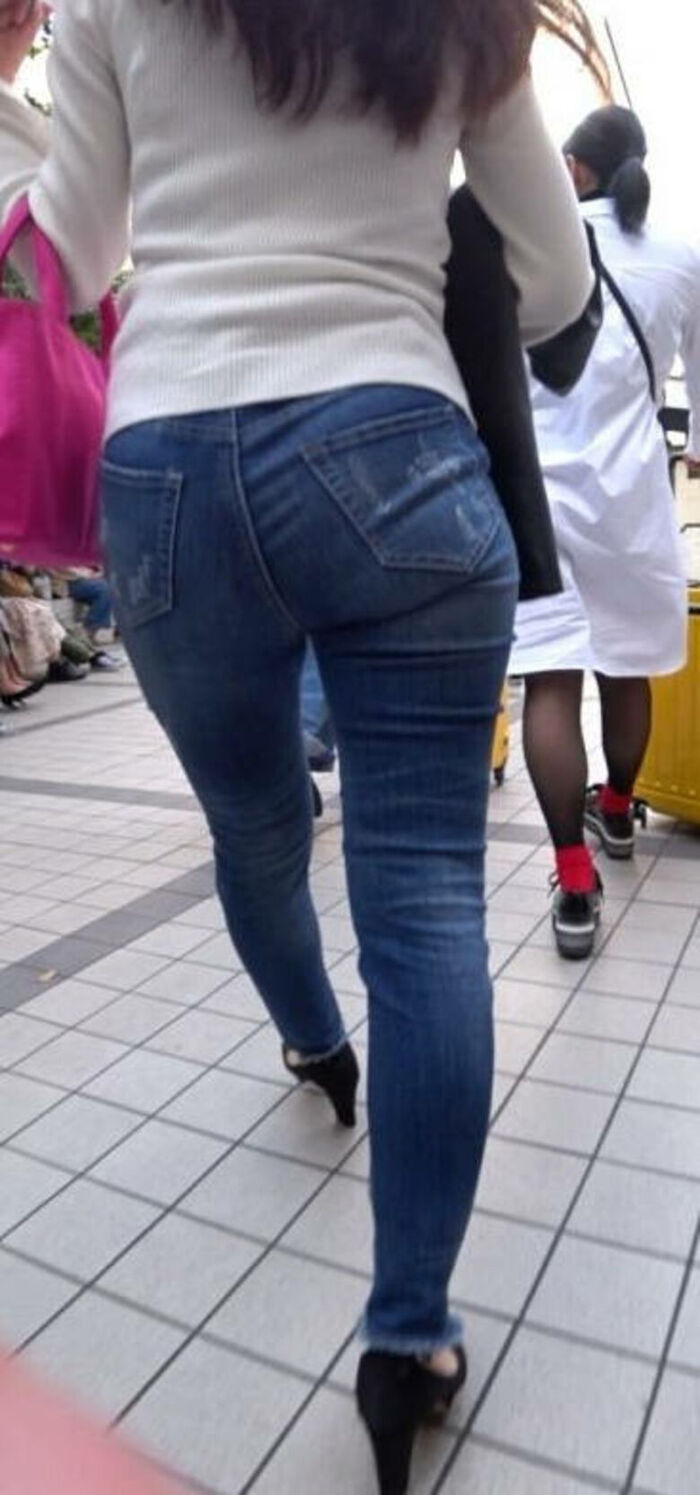 - 101 voyeur erotic images! - The thigh comes out of the naughty buttocks that can be seen from the skinny pants! 43th image