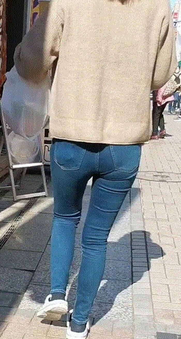 - 101 voyeur erotic images! - The thigh comes out of the naughty buttocks that can be seen from the skinny pants! 44th image
