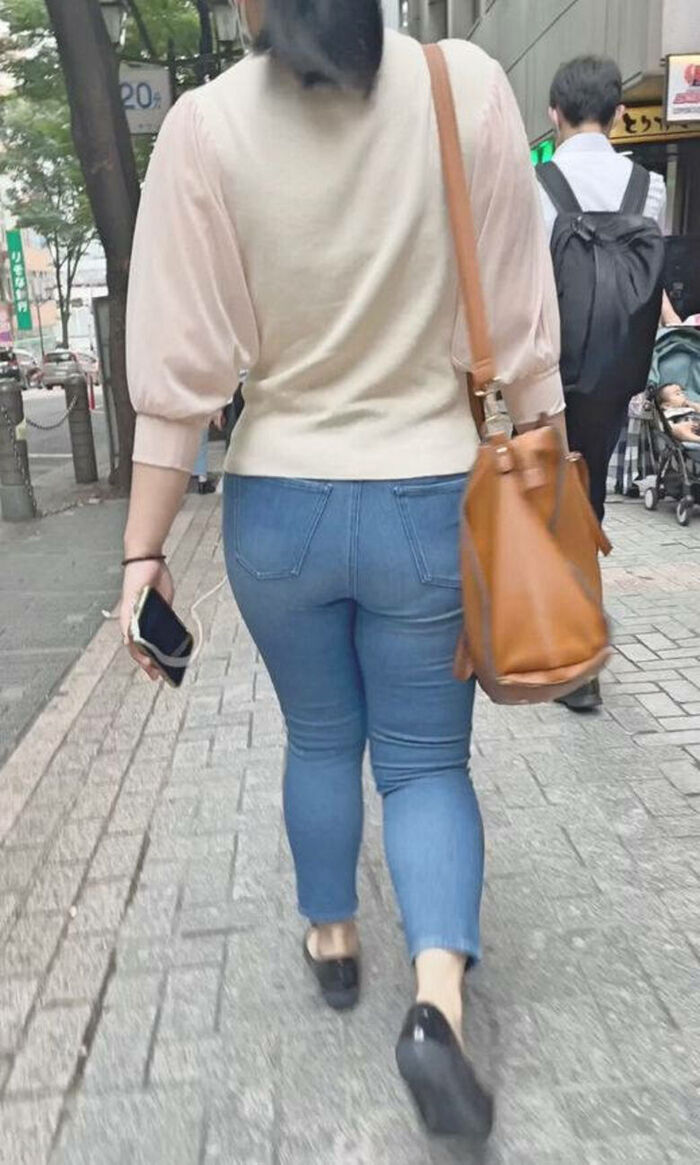 - 101 voyeur erotic images! - The thigh comes out of the naughty buttocks that can be seen from the skinny pants! 45th image