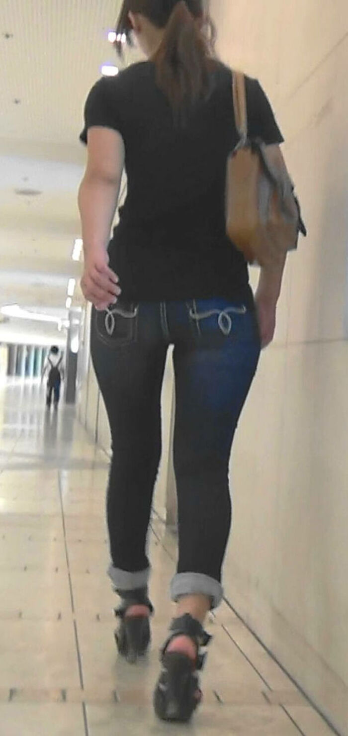 - 101 voyeur erotic images! - The thigh comes out of the naughty buttocks that can be seen from the skinny pants! 46th image