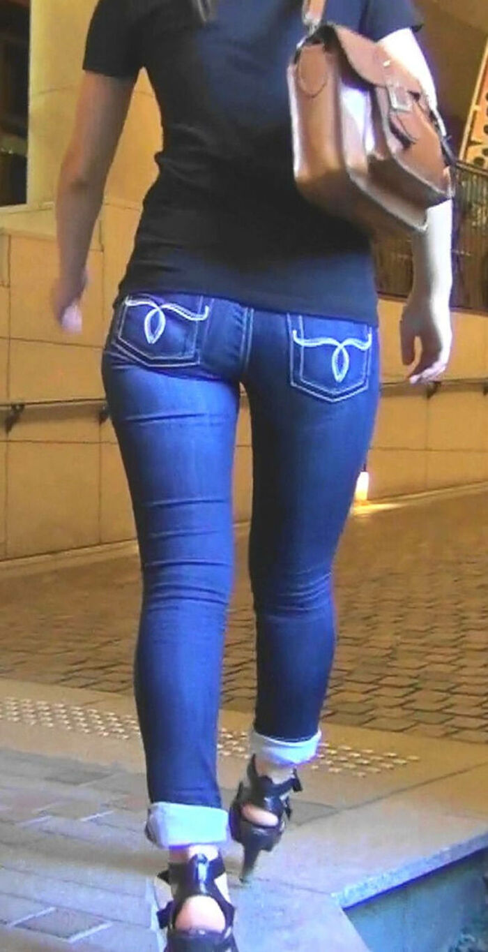 - 101 voyeur erotic images! - The thigh comes out of the naughty buttocks that can be seen from the skinny pants! 47th image