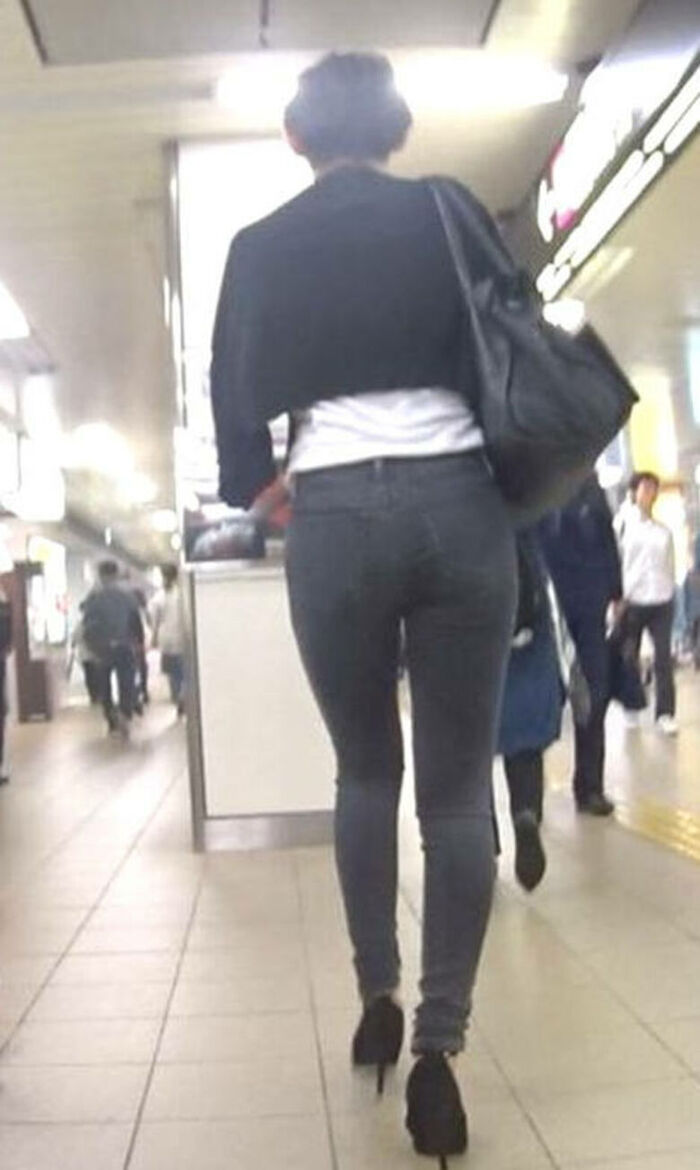 - 101 voyeur erotic images! - The thigh comes out of the naughty buttocks that can be seen from the skinny pants! 51th image