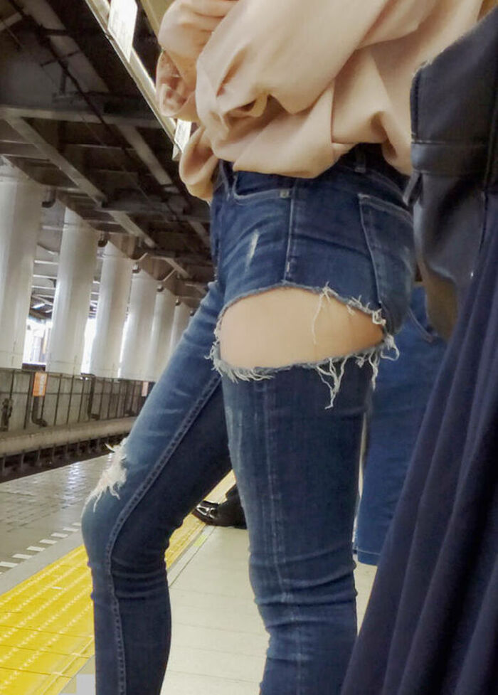 - 101 voyeur erotic images! - The thigh comes out of the naughty buttocks that can be seen from the skinny pants! 53th image