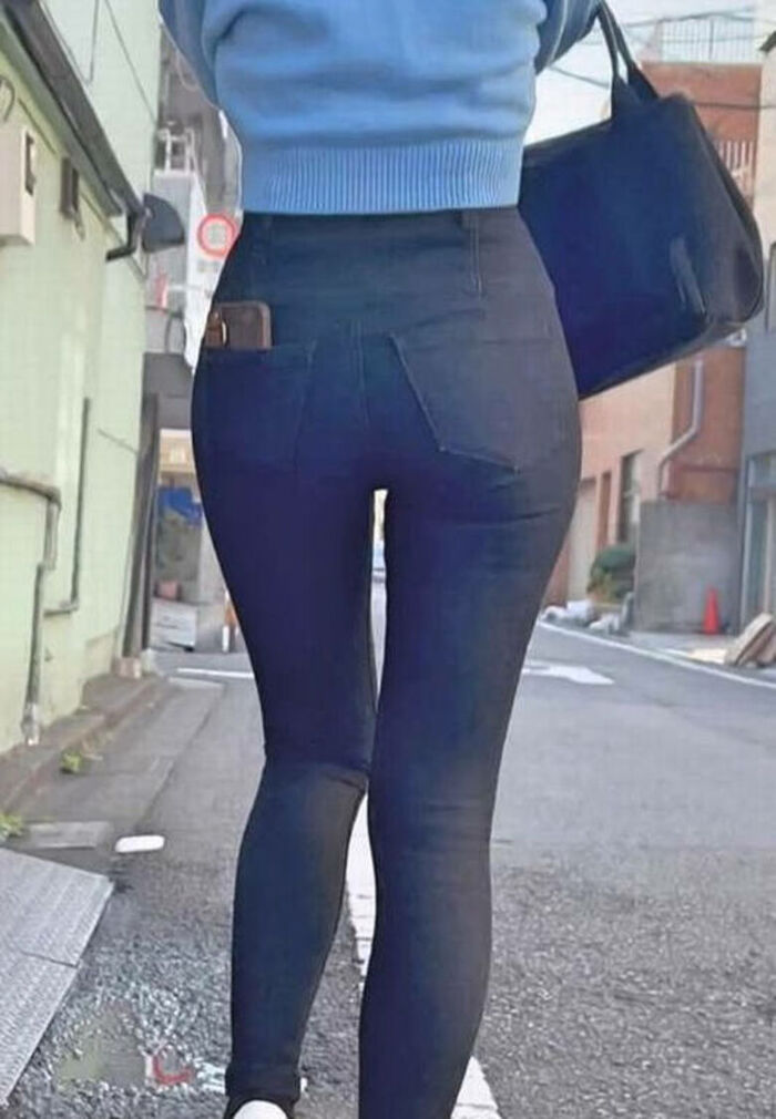 - 101 voyeur erotic images! - The thigh comes out of the naughty buttocks that can be seen from the skinny pants! 55th image