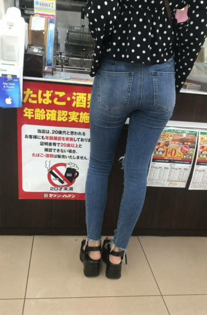 - 101 voyeur erotic images! - The thigh comes out of the naughty buttocks that can be seen from the skinny pants! 57th image