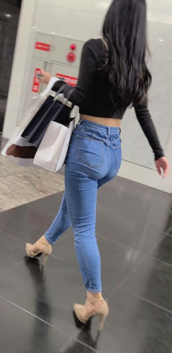 - 101 voyeur erotic images! - The thigh comes out of the naughty buttocks that can be seen from the skinny pants! 59th image