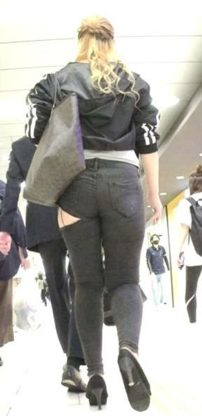 - 101 voyeur erotic images! - The thigh comes out of the naughty buttocks that can be seen from the skinny pants! 6th image