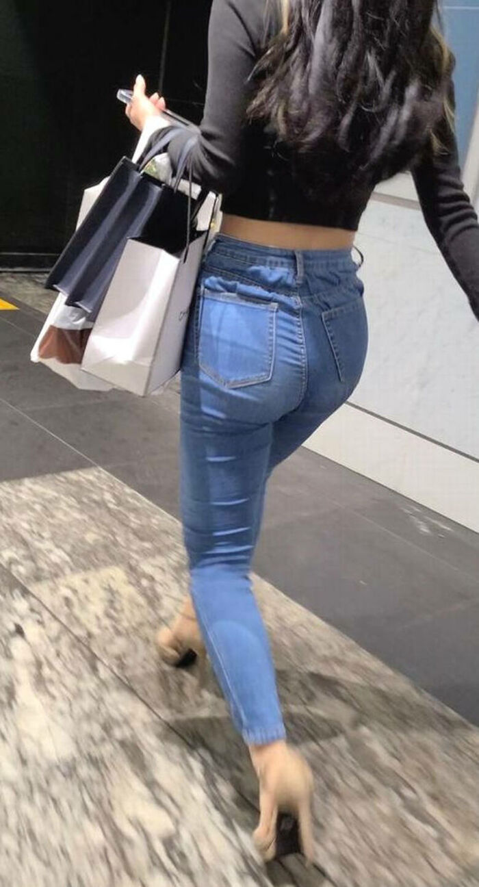 - 101 voyeur erotic images! - The thigh comes out of the naughty buttocks that can be seen from the skinny pants! 60th image
