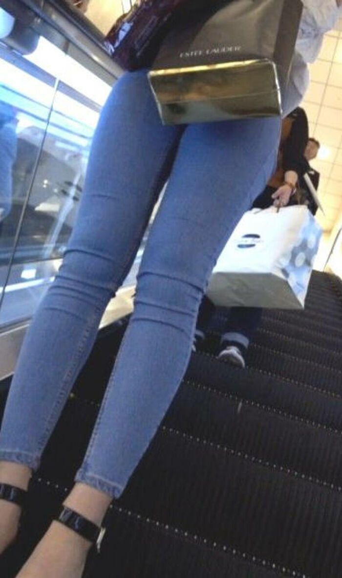 - 101 voyeur erotic images! - The thigh comes out of the naughty buttocks that can be seen from the skinny pants! 61th image