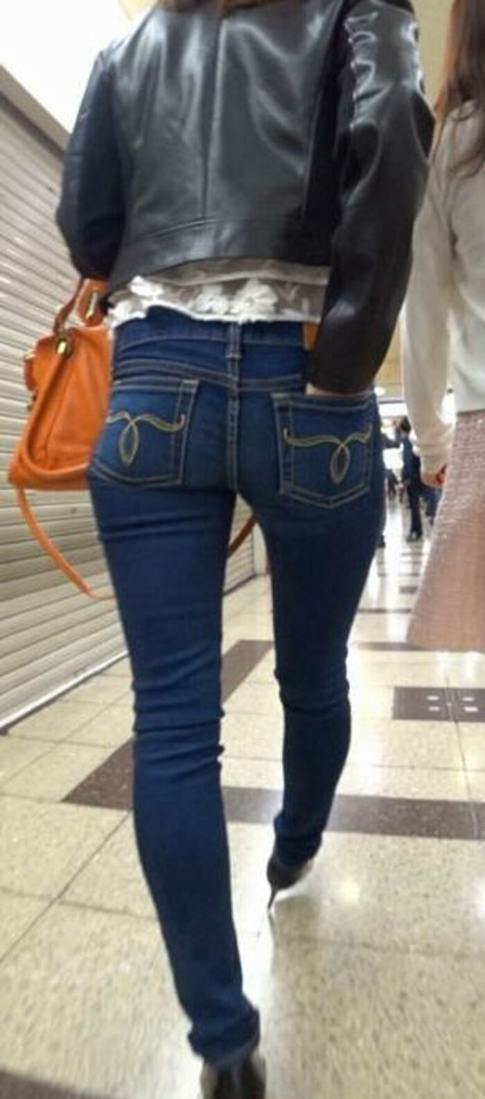 - 101 voyeur erotic images! - The thigh comes out of the naughty buttocks that can be seen from the skinny pants! 63th image