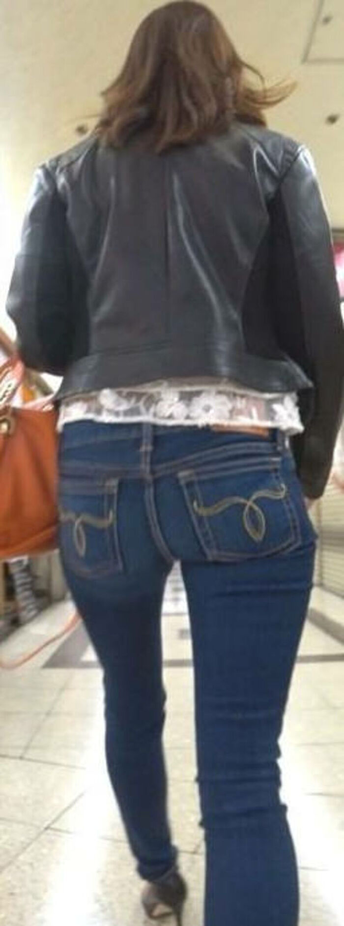 - 101 voyeur erotic images! - The thigh comes out of the naughty buttocks that can be seen from the skinny pants! 64th image