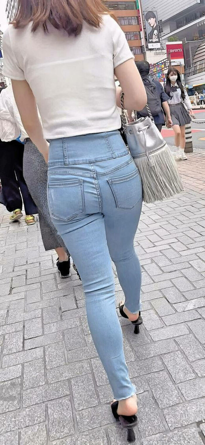 - 101 voyeur erotic images! - The thigh comes out of the naughty buttocks that can be seen from the skinny pants! 65th image