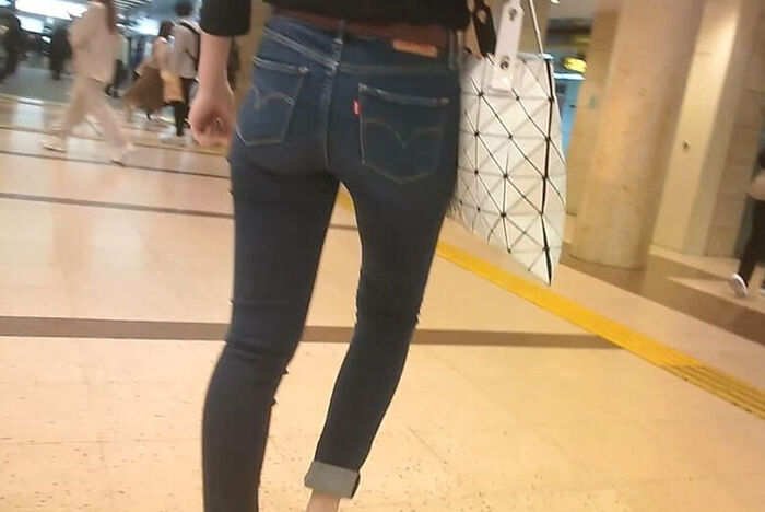 - 101 voyeur erotic images! - The thigh comes out of the naughty buttocks that can be seen from the skinny pants! 66th image