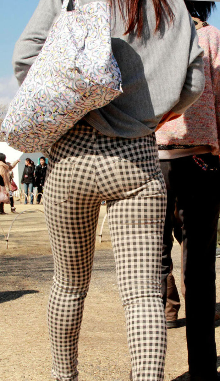 - 101 voyeur erotic images! - The thigh comes out of the naughty buttocks that can be seen from the skinny pants! 68th image