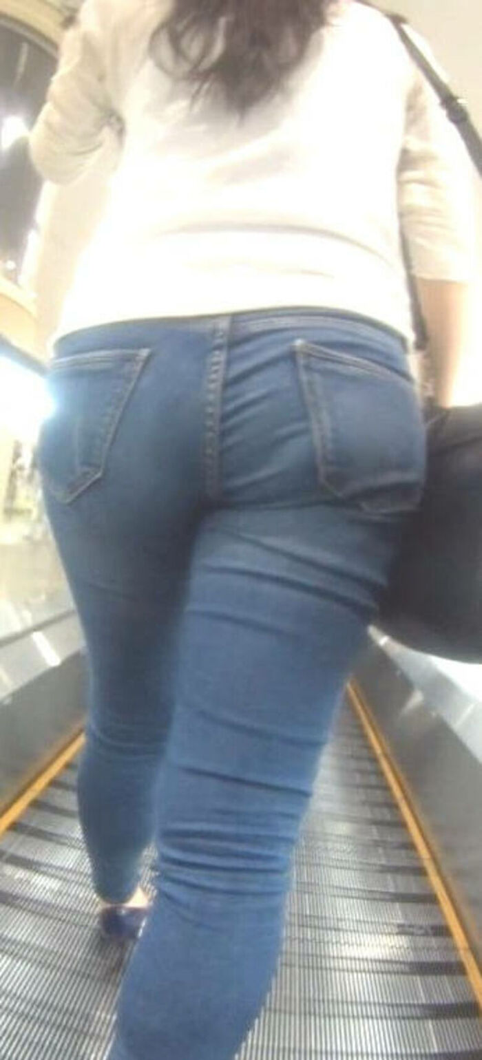 - 101 voyeur erotic images! - The thigh comes out of the naughty buttocks that can be seen from the skinny pants! 72th image